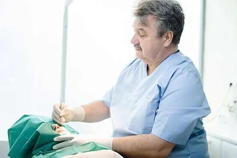 Chirurg usuwający znamiona